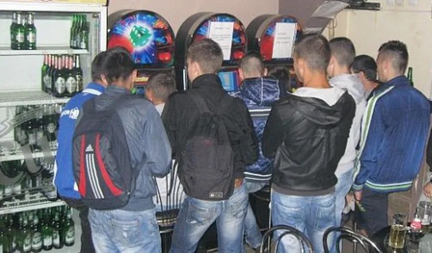 Zeci de elevi gorjeni prinși prin&nbsp;baruri