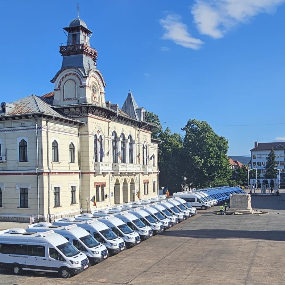 Consiliul Județean Gorj a adus primele microbuze școlare electrice în&nbsp;județ